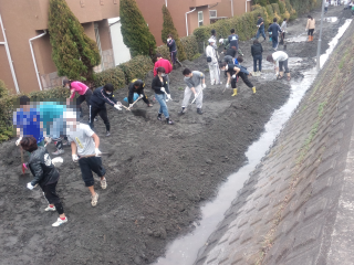 ボランティアによる泥かき（今川地区）